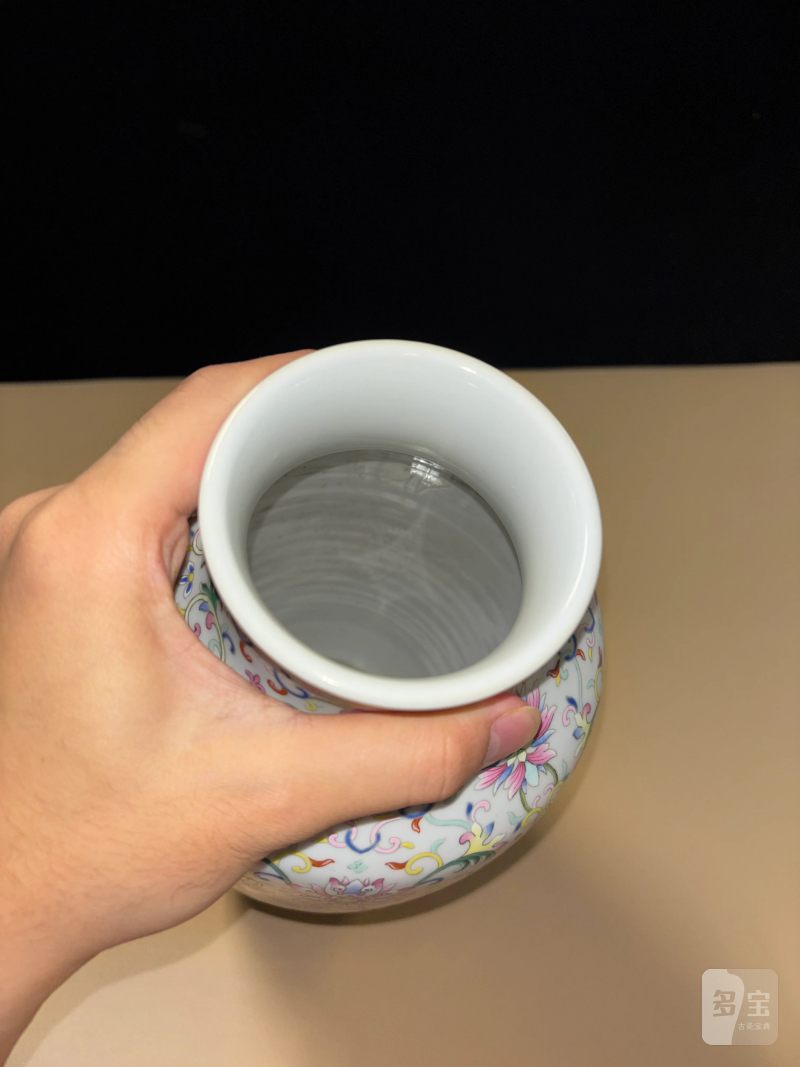 清道光 洋彩缠枝西番莲纹灯笼瓶 - 图7